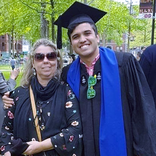 Renan Ferreirinha e sua Mãe, em Harvard Renan Ferreirinha e sua Mãe, em Harvard